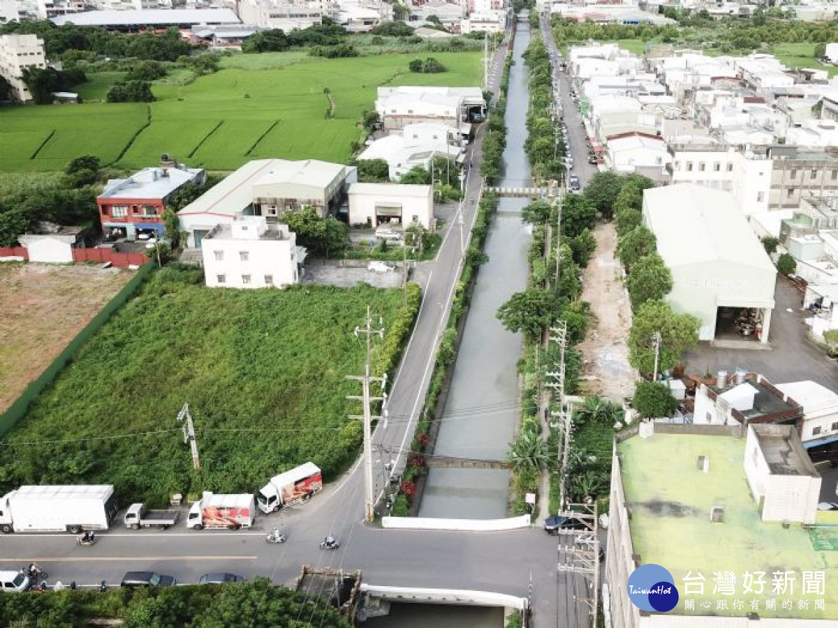 本案空拍圖,八德區忠義街介於工業區、商業區、住宅聚落及學校之間。