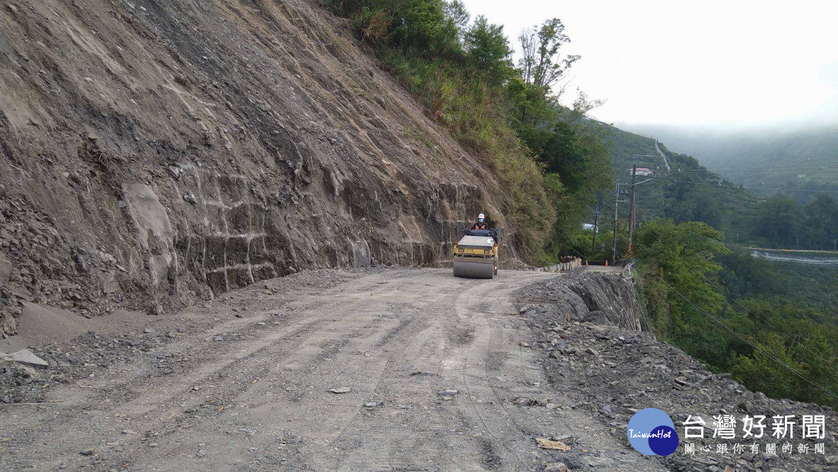 中橫公路77K靈甫橋路段坍方嚴重，公路總局封路10天，清除約2.5萬立方公尺土石。