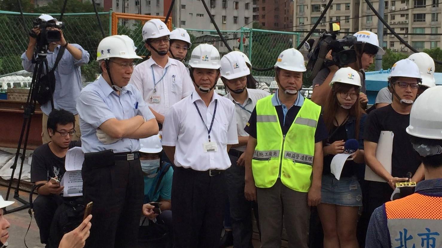 尼莎颱風帶來豪雨,副市長彭振聲在家,沒到災害應變中心坐鎮。翻攝彭振聲臉書