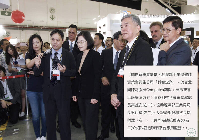 高虹安拿出2016年台北國際電腦展Computex期間，幫蔡英文總統及時任經濟部政務次長沈榮津導覽的圖片。高虹安辦公室提供