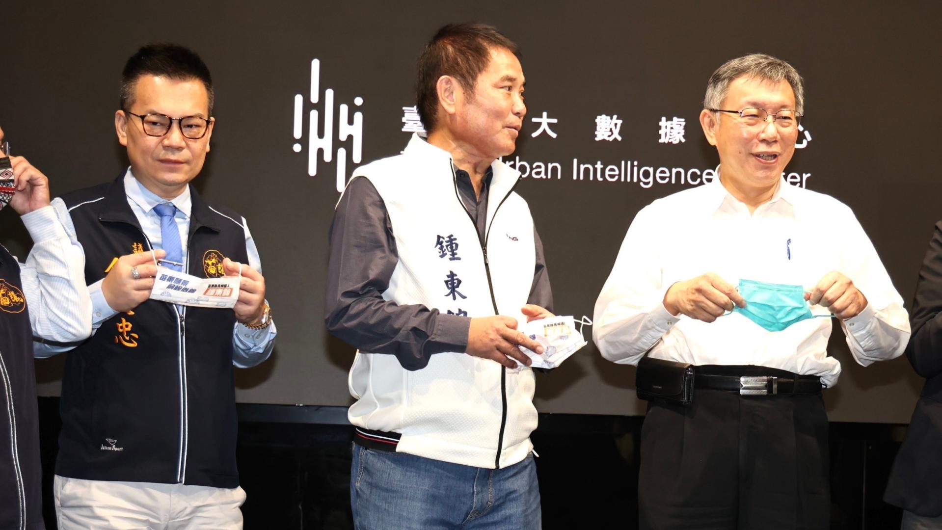 苗栗縣議會參訪台北市大數據中心,台北市長柯文哲親自出面接待議長鍾東錦,並陪同參觀成為媒體焦點。林啟弘攝