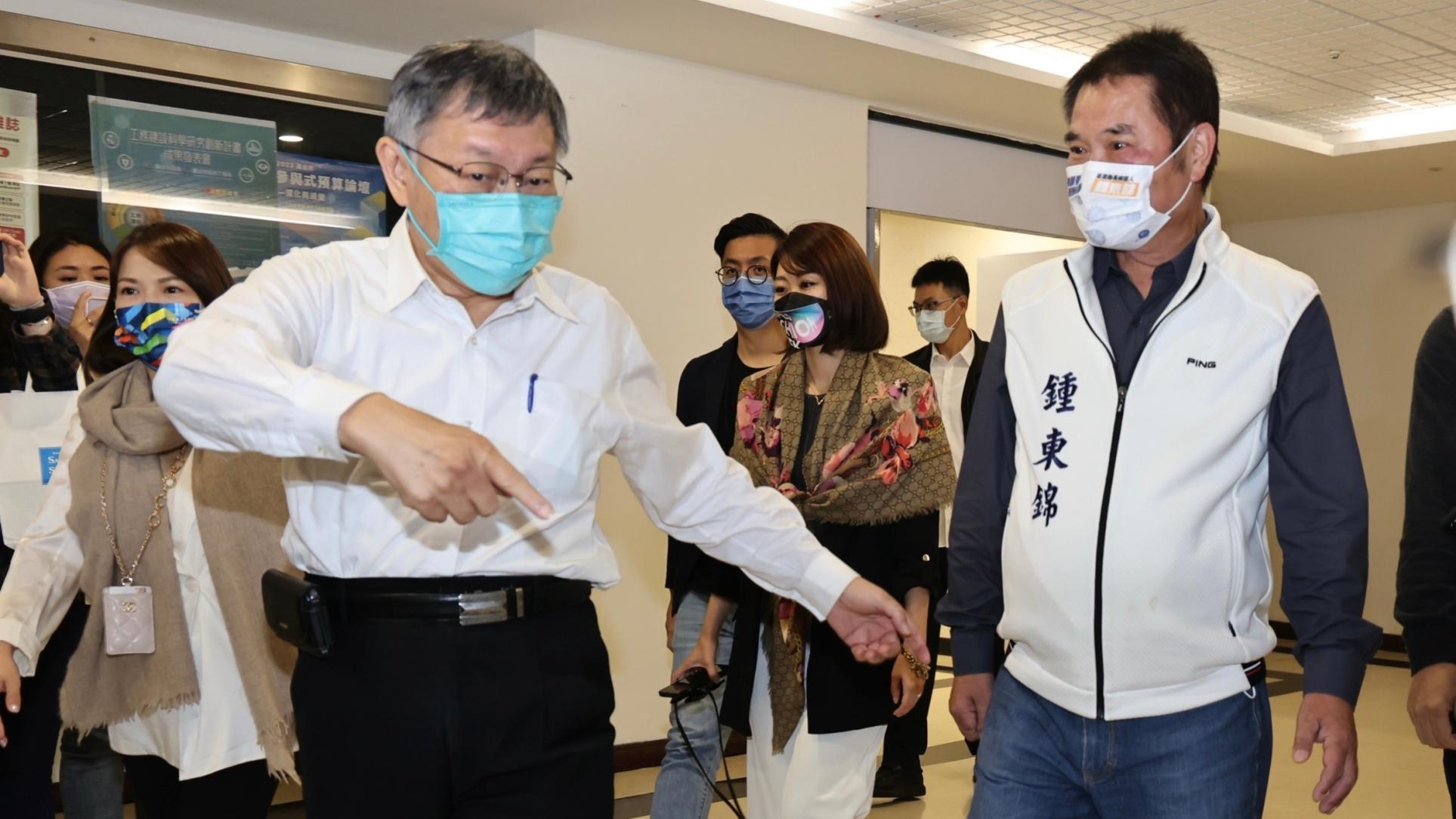 無黨籍苗栗縣長參選人鍾東錦(左)20日拜會台北市議會及市政府,與台北市長柯文哲(右)同台。林啟弘攝