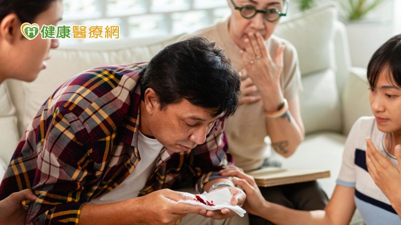老翁咳血!一檢查「肺、淋巴結都是癌」使用這療法根治了