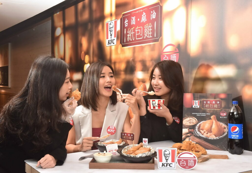 肯德基「台酒麻油紙包雞」,搭配期間限定麻油風味飯,飽腹系療癒的美味,還有各種搭配創意吃法,讓相聚時光更添樂趣。