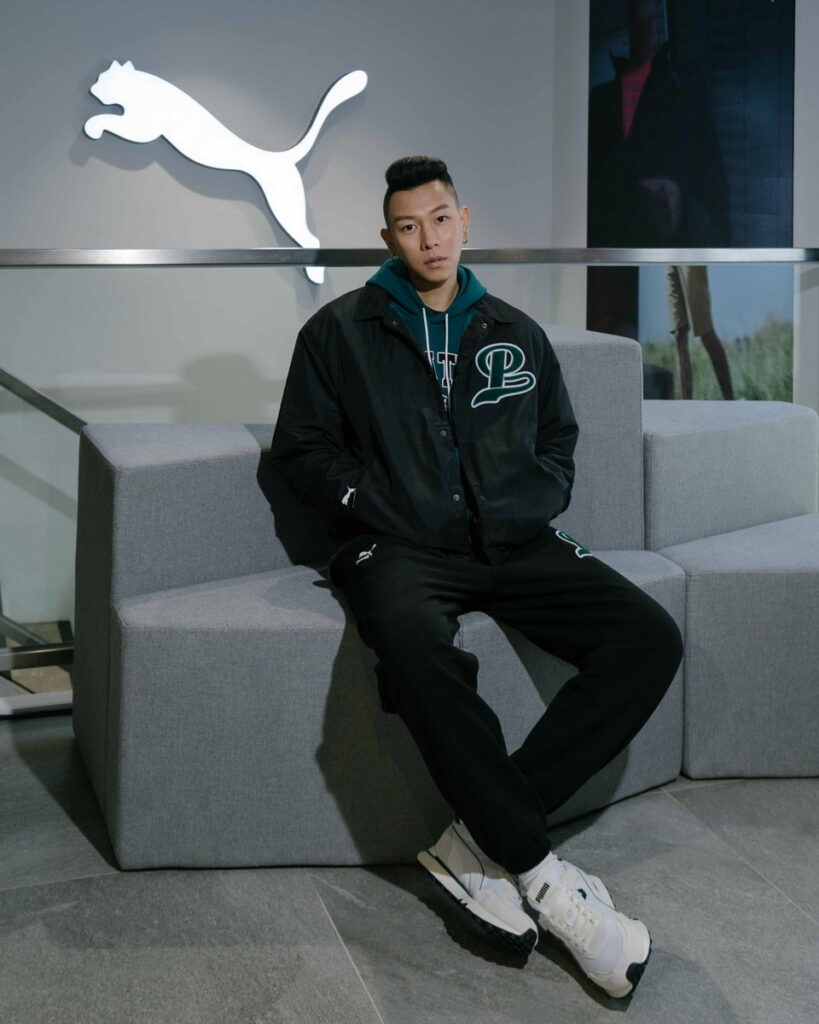 E.SO 瘦子現身演繹 PUMA TEAM 美式學院派,流行系列Puma T教練外套 $3,580、流行系列Puma T長厚連帽T恤 $2,280、流行系列Puma T長褲$2,180、Rider FV Ivy League $2,980、基本系列Script 棒球帽 $580