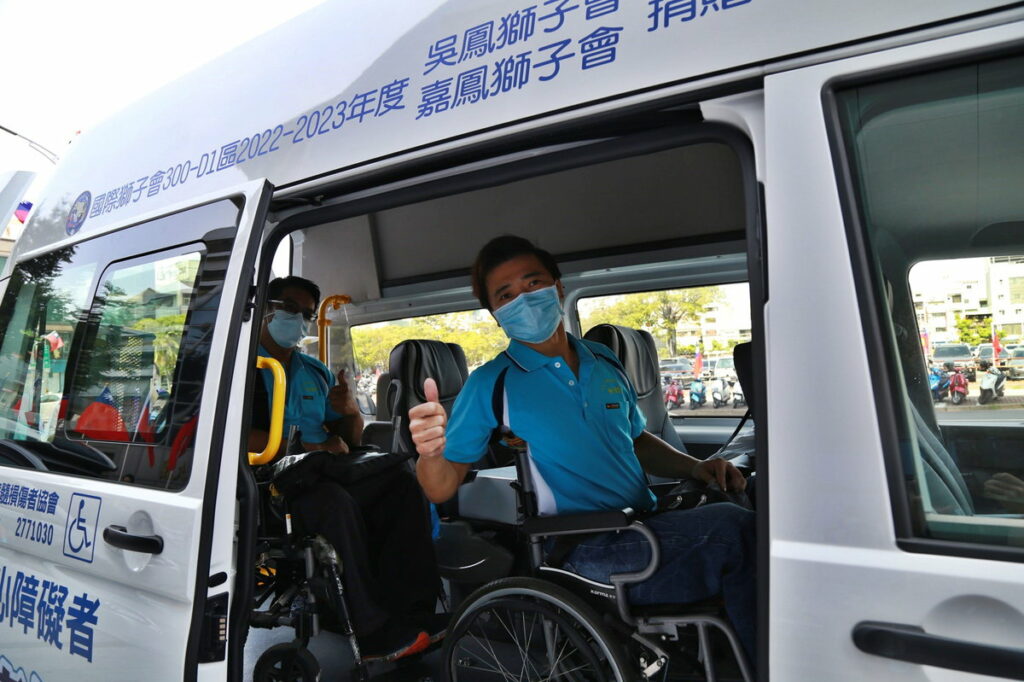 國際獅子會聯合捐贈復康巴士