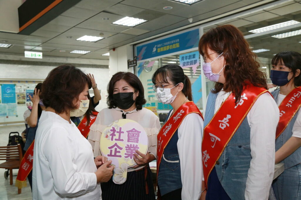 1111020_嘉有社企女力崛起 創業營業登記