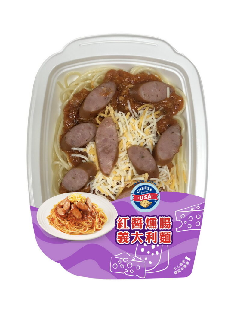 萊爾富新上市的「美國乳酪」聯名鮮食新品「紅醬燻腸義大利麵」,NT 79元
