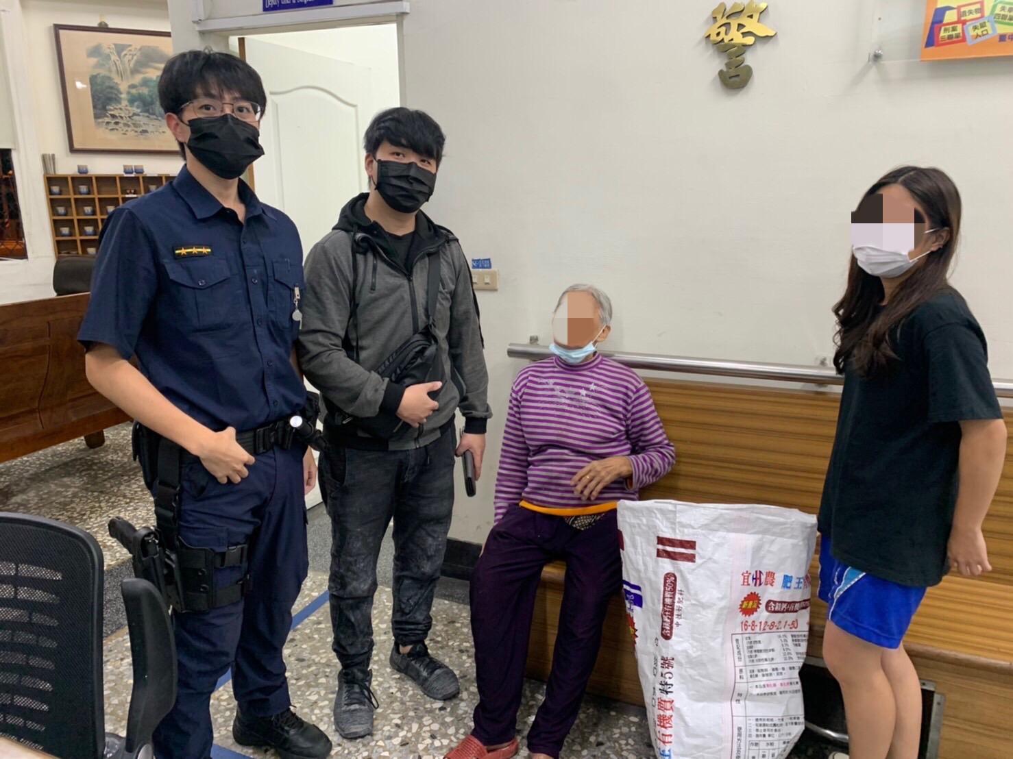 ▲阿嬤獨自外出卻迷路街頭,員警橫向查詢其他分局協尋人口找到阿嬤孫女 (圖/台中市警察局 提供)