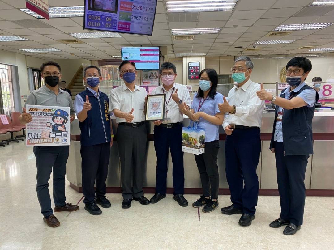 ▲中市警察局鄧學鑫副局長親自頒獎，表揚銀行員協助成功攔阻詐騙 (圖/台中市警察局 提供)