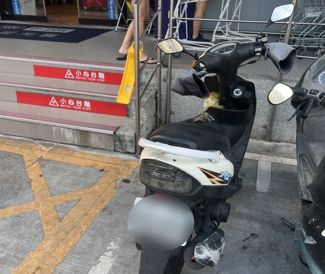 ▲員警於5分鐘內尋獲婦人機車好端端停在連鎖超市前 (圖/台中市警察局 提供)