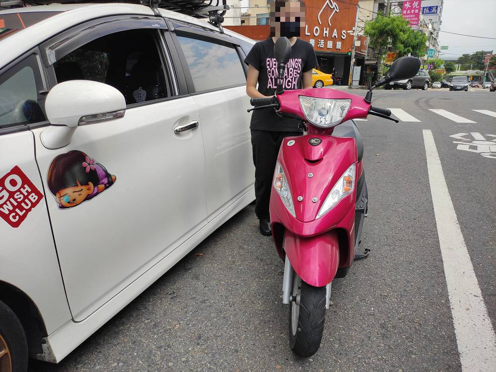 ▲吳姓女子因機車無法行駛,牽車不慎擦撞路邊車輛 (圖/台中霧峰分局 提供)