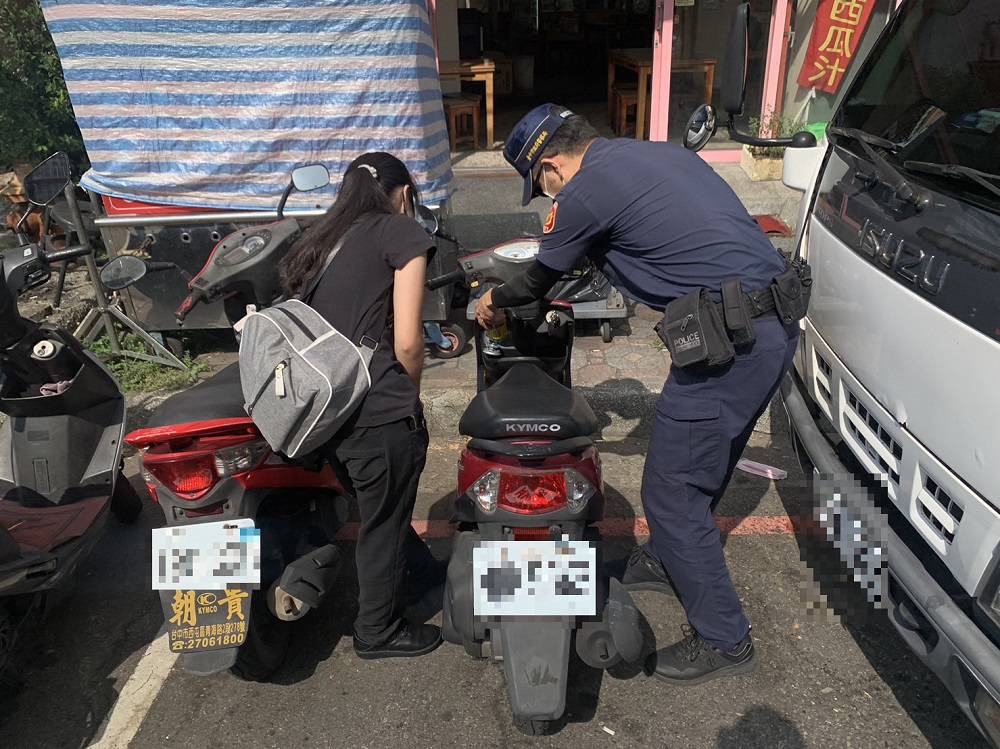 ▲熱心員警發現機車沒油導致無法行駛,幫忙至加油站買回汽油,讓吳女可以騎車回家 (圖/台中霧峰分局 提供)