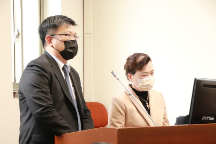洪申翰爭取馬祖電廠擴充人力 曾文生:會發展風電以及儲能方向 18 左台電董事長曾文生、右經濟部長王美花備詢
