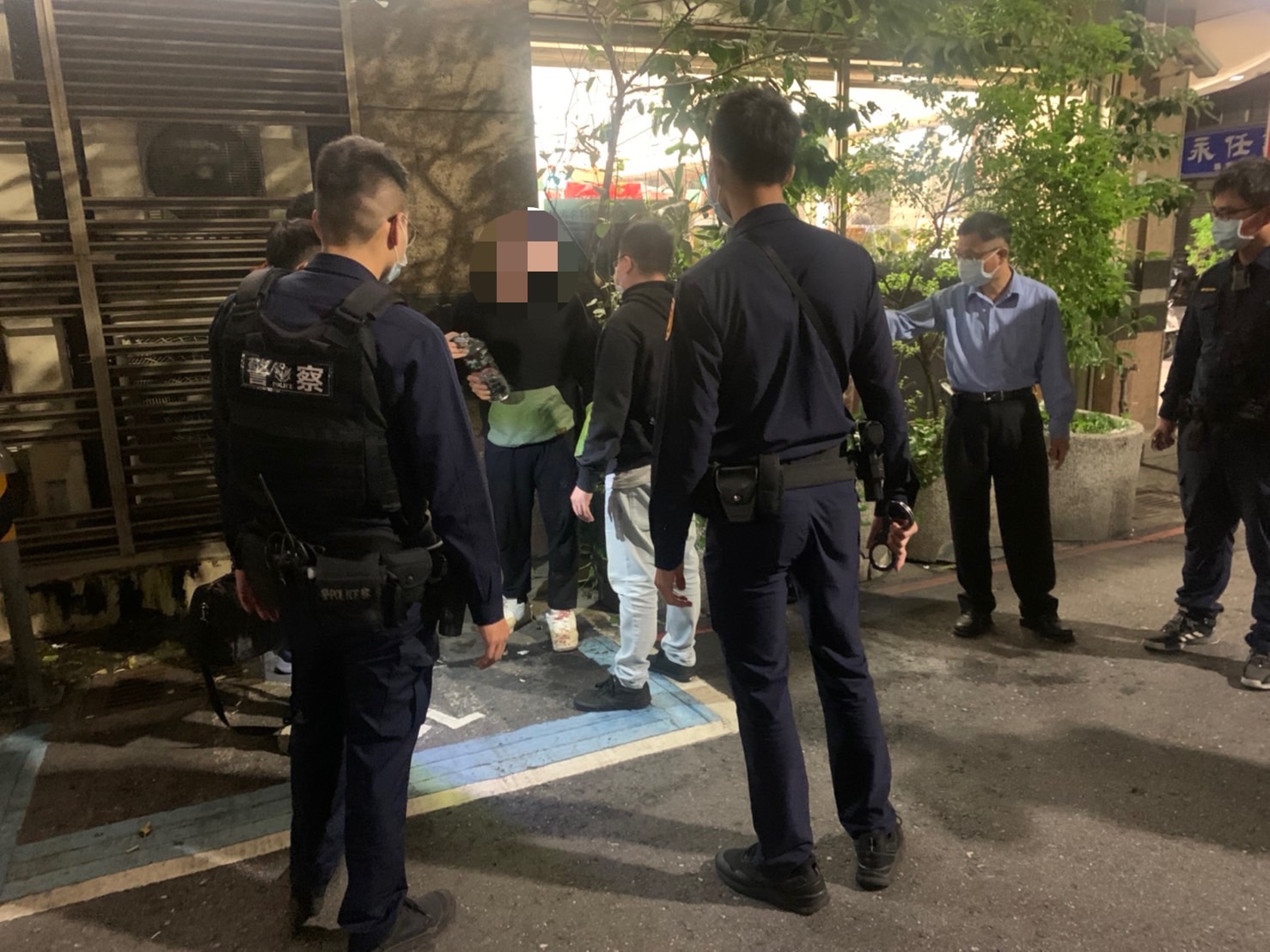 圖片說明:新北市泰山區明志路一段店家傳出命案,警方獲報火速到場處理。(記者吳萍翻攝)