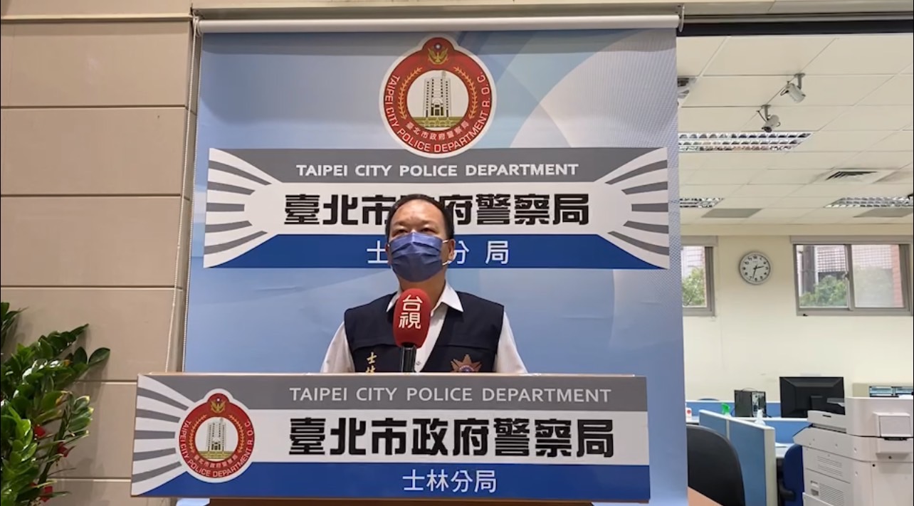 圖片說明:士林分局偵查隊副隊長林顏興說明畫面。(記者林艷林翻攝)