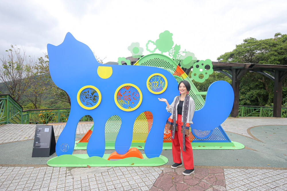 ▲紙雕藝術家成若涵在貓纜貓空站設計大型鐵雕地景裝置「一起生活」。(圖/台北市文化局提供)