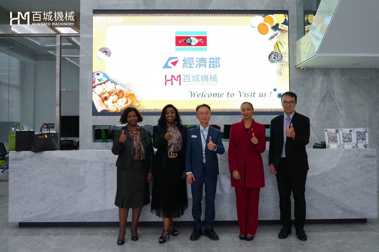 百城機械總經理蔡承諺(中)與史瓦帝尼國王經濟暨招商團一同合影。 業者/提供