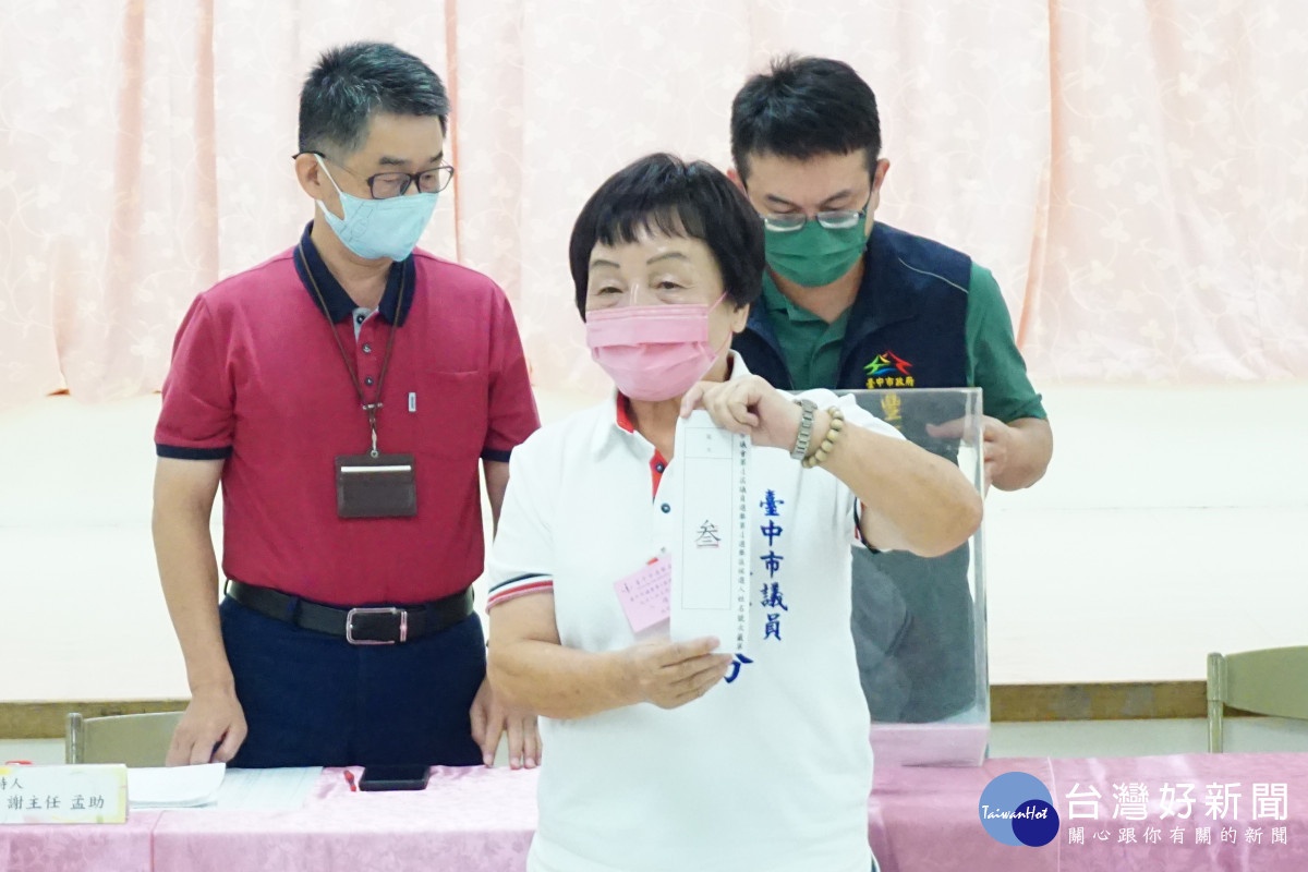 「山線守護者!一生奉獻后豐!」最資深的張瀞分抽到3號。