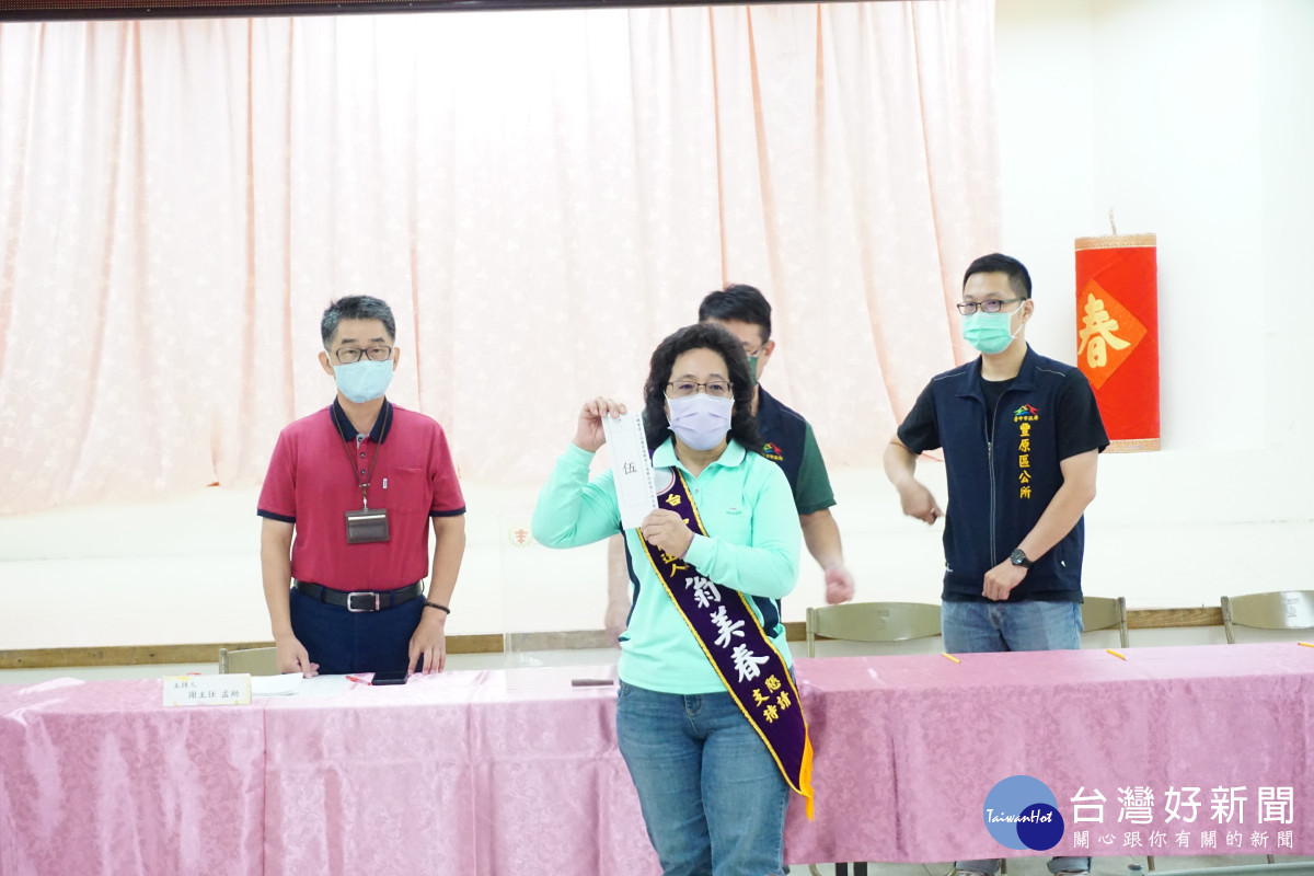 翁美春秀出號次5,競選團隊隨即高喊「5力全開、凍蒜!凍蒜!」