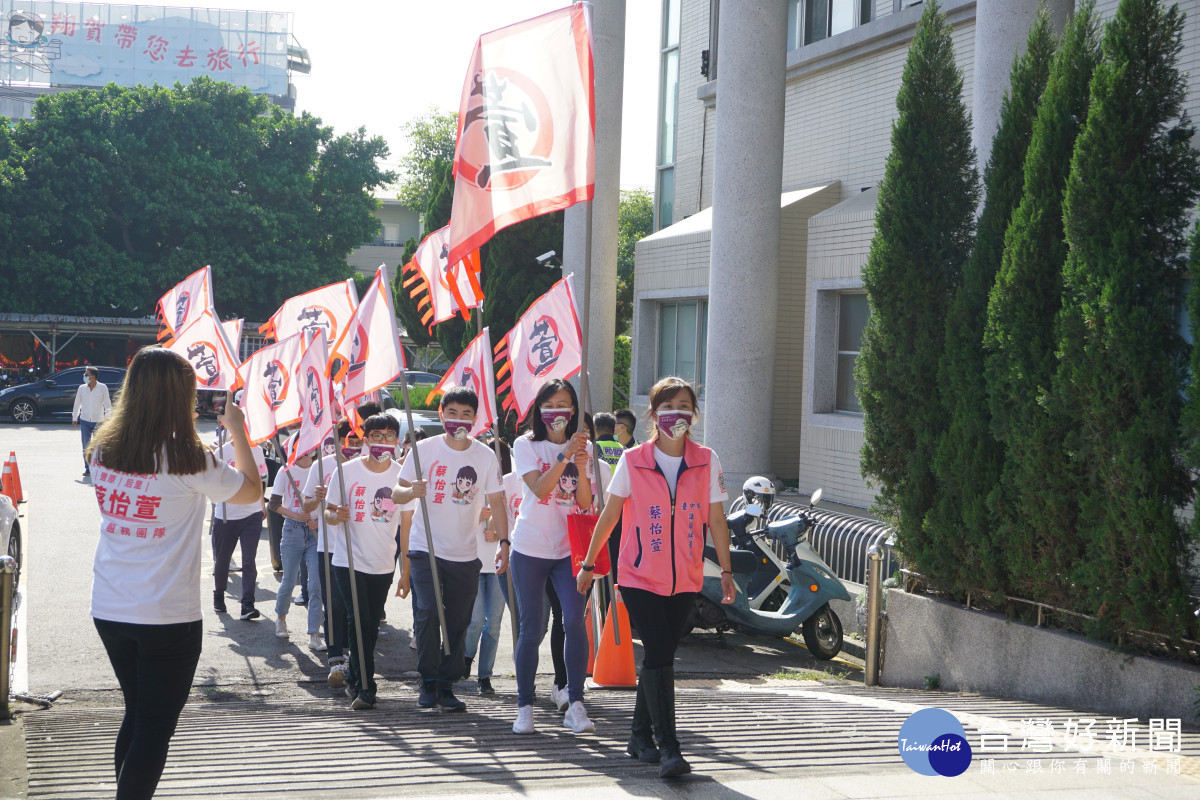 蔡怡萱幸運抽中11號,代表「一心一意,為民服務」。