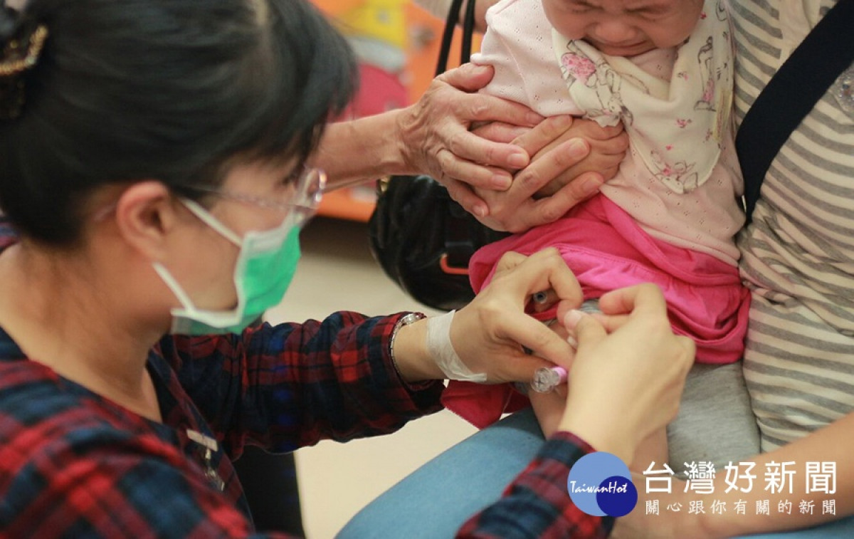 網傳有嬰幼兒因接種流感疫苗後死亡，桃園市政府巷衛生局斥假消息。 （圖／資料照片）