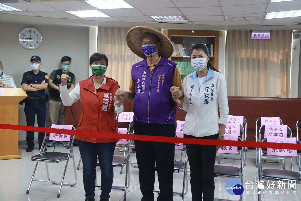 南投縣3位縣長候選人準時抵選委會。（記者扶小萍攝）