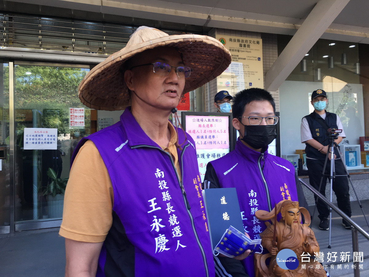 王永慶由其子陪同抽籤。(記者扶小萍攝)