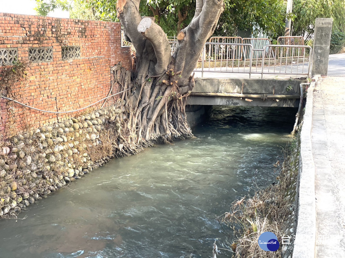 版橋地勢比較低漥,每逢豪大雨均造成版橋阻水,洪水溢淹至道路,人車無法通行。