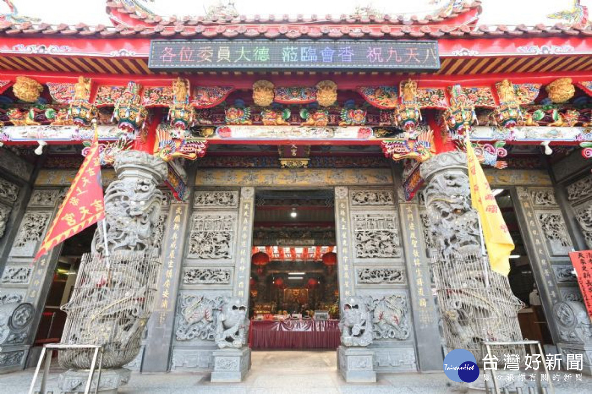 深圳玄天宮主祀玄天上帝,是新屋居民重要的信仰中心。