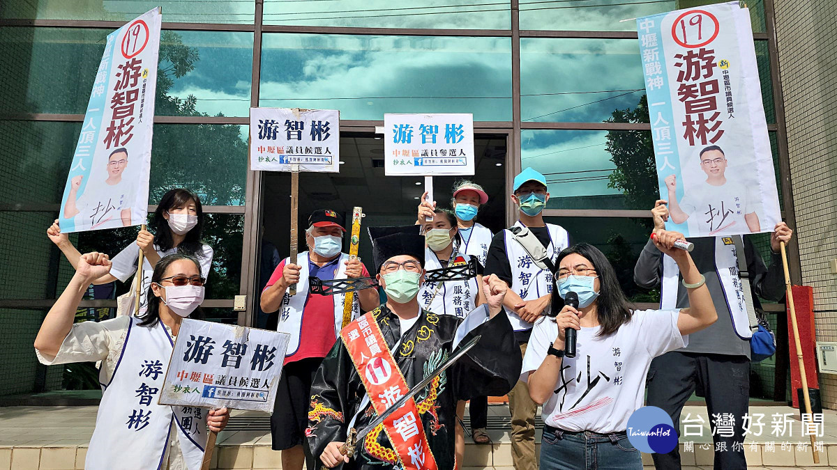 中壢區游智彬抽中19號 穿包公服持寶劍前往抽籤聲稱斬妖除魔