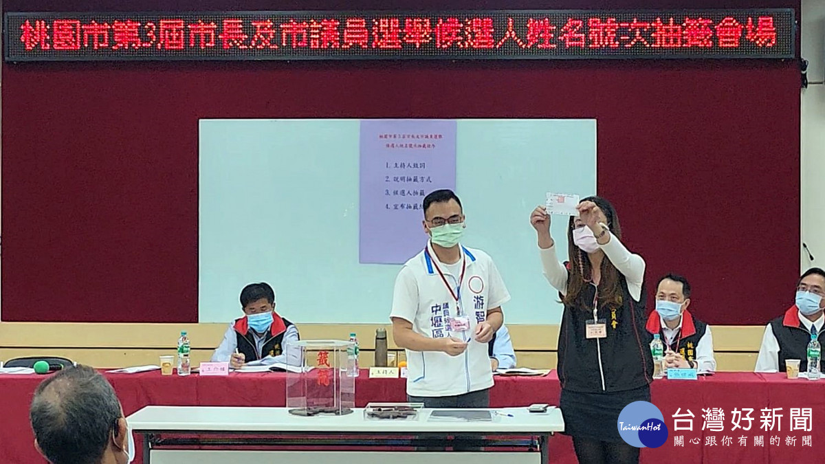 中壢區游智彬抽中19號 穿包公服持寶劍前往抽籤聲稱斬妖除魔