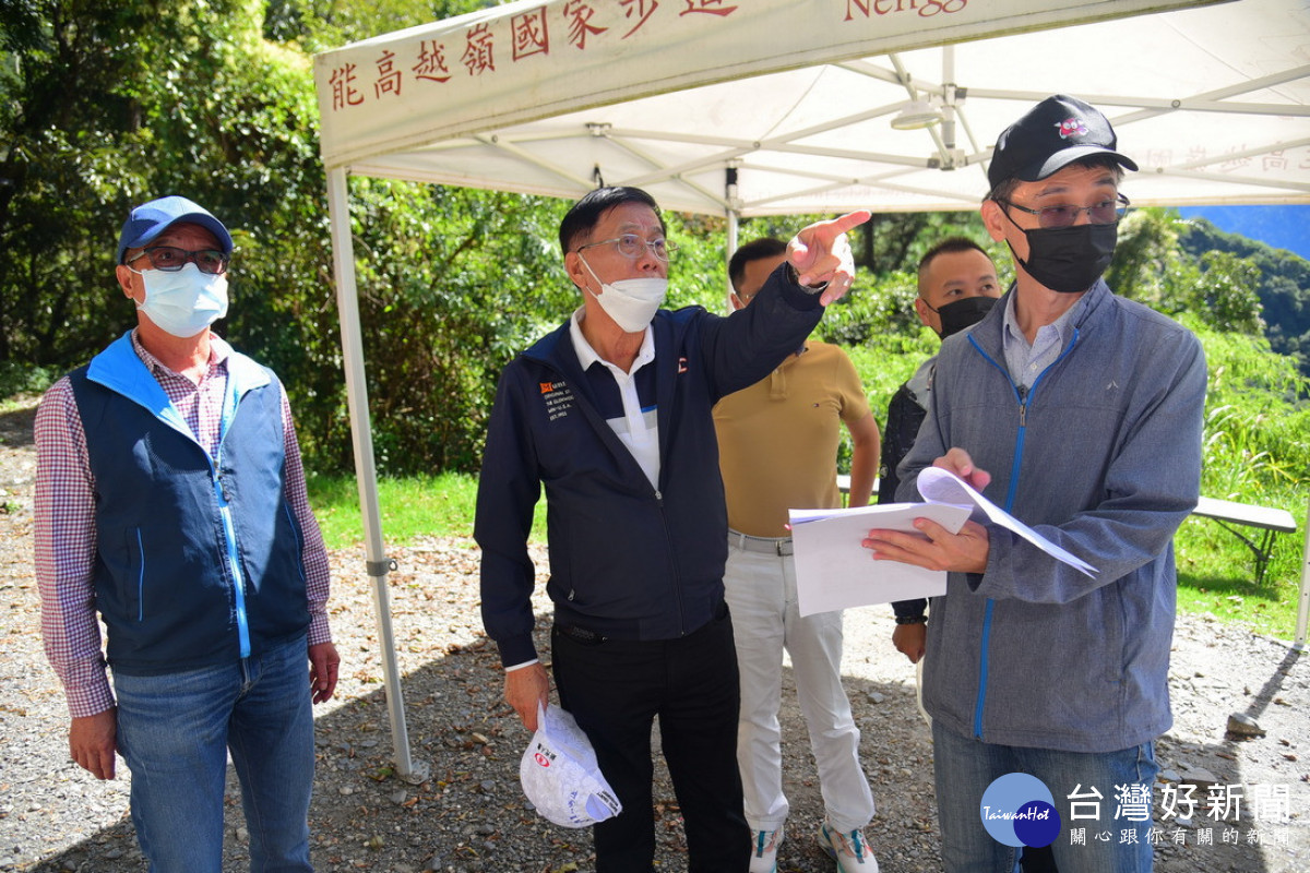林縣長視察仁愛鄉屯原產業道路改善情形。