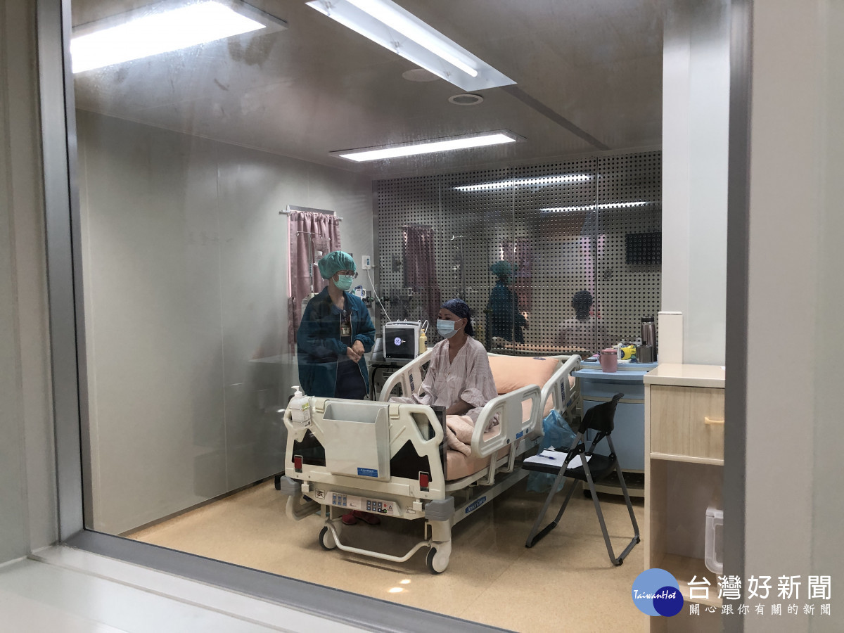 骨髓移植病房團隊關心賴女士休養情形。