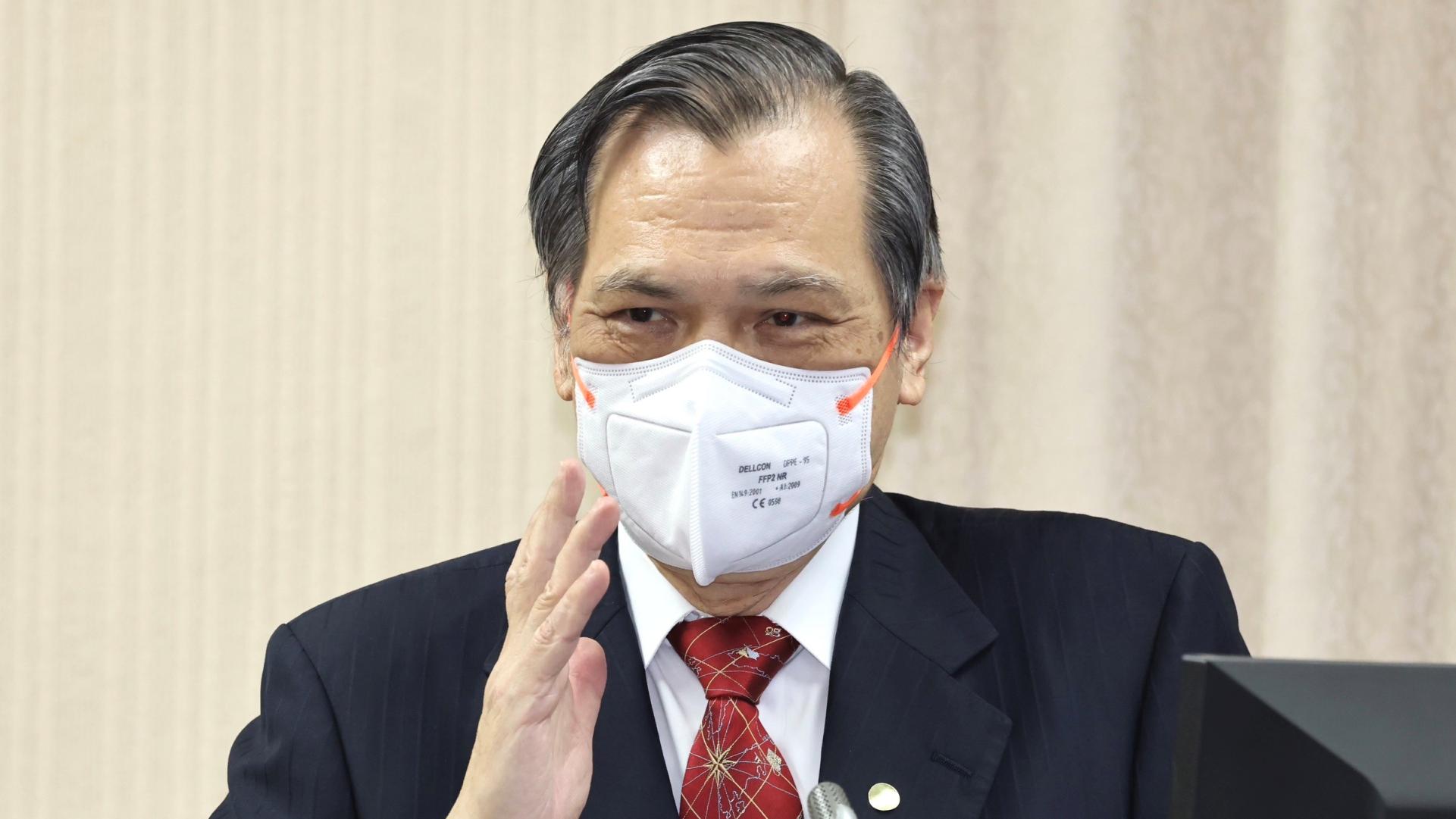 媒體報導稱英方因中共施壓而拒絕向我國安局出售狙擊槍一事,局長陳明通澄清,是因為疫情影響。 林啟弘攝