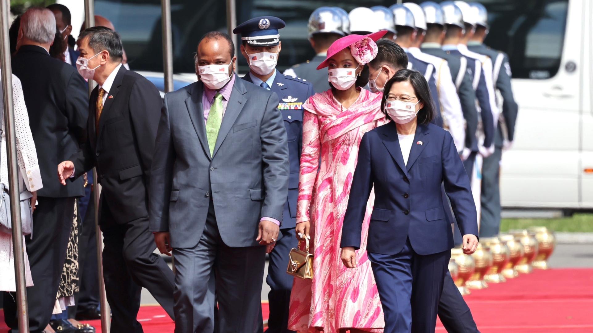 非洲友邦史瓦帝尼國王恩史瓦帝三世(H. M. King Mswati III)暨王妃瑪希娃瑪(Inkhosikati LaMashwama)抵台進行國是訪問,蔡總統今軍禮歡迎。林啟弘攝