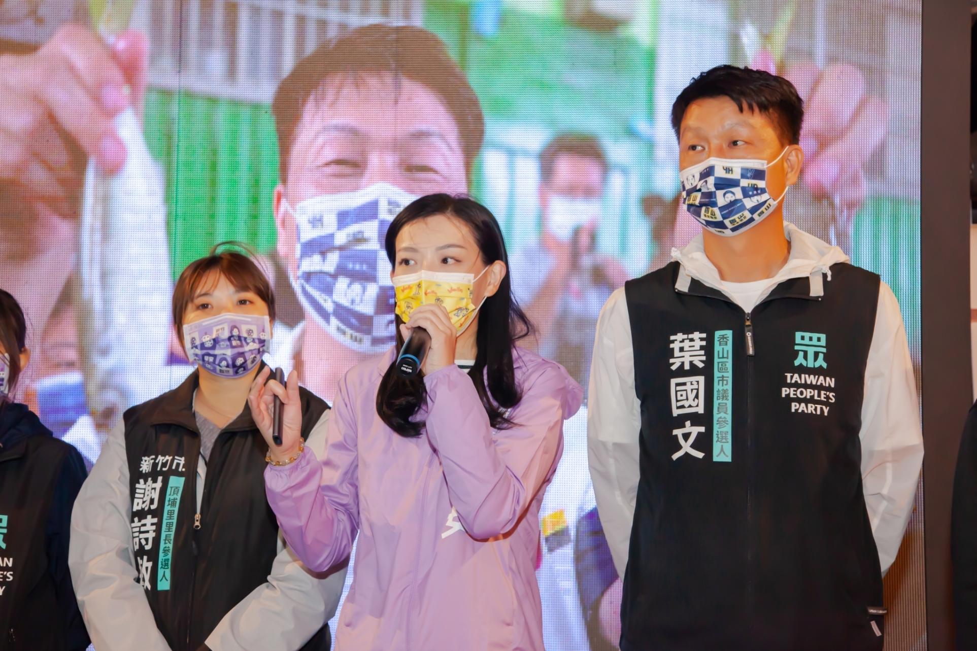 民眾黨新竹市議員候選人葉國文(右)涉賄選20萬交保。翻攝葉國文臉書