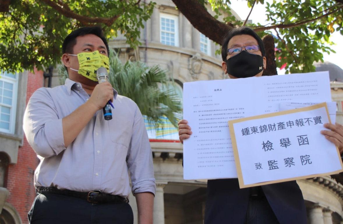 綠委沈發惠(右)、洪申翰今赴監察院檢舉鍾東錦涉嫌財產申報不實。翻攝洪申翰臉書