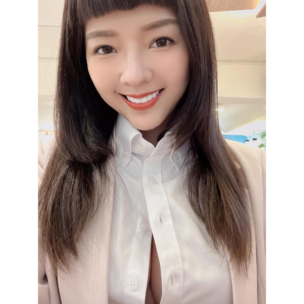電競直播主「顏色不分藍綠支持性專區顏色田慎節」穿著爆乳襯衫參加抽籤。翻攝臉書