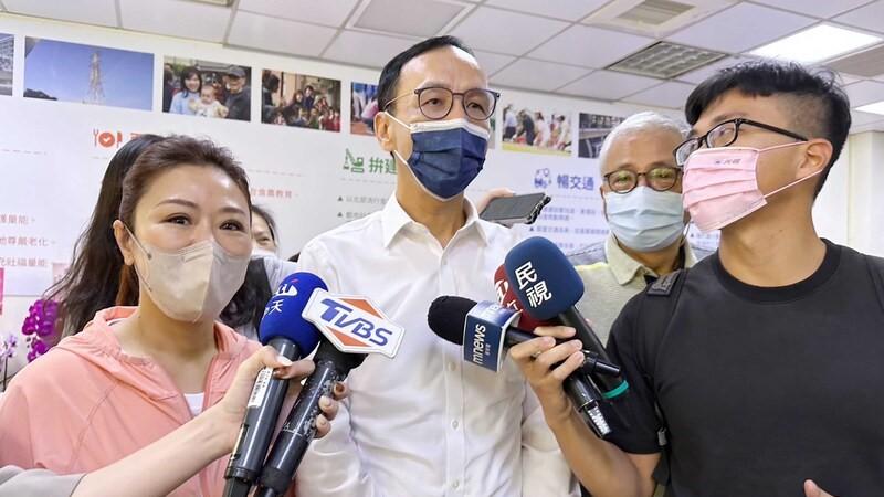  國民黨主席朱立倫（中）21日到國民黨台北市議員候選人李彥秀服務處，為李彥秀加油打氣。中央社
