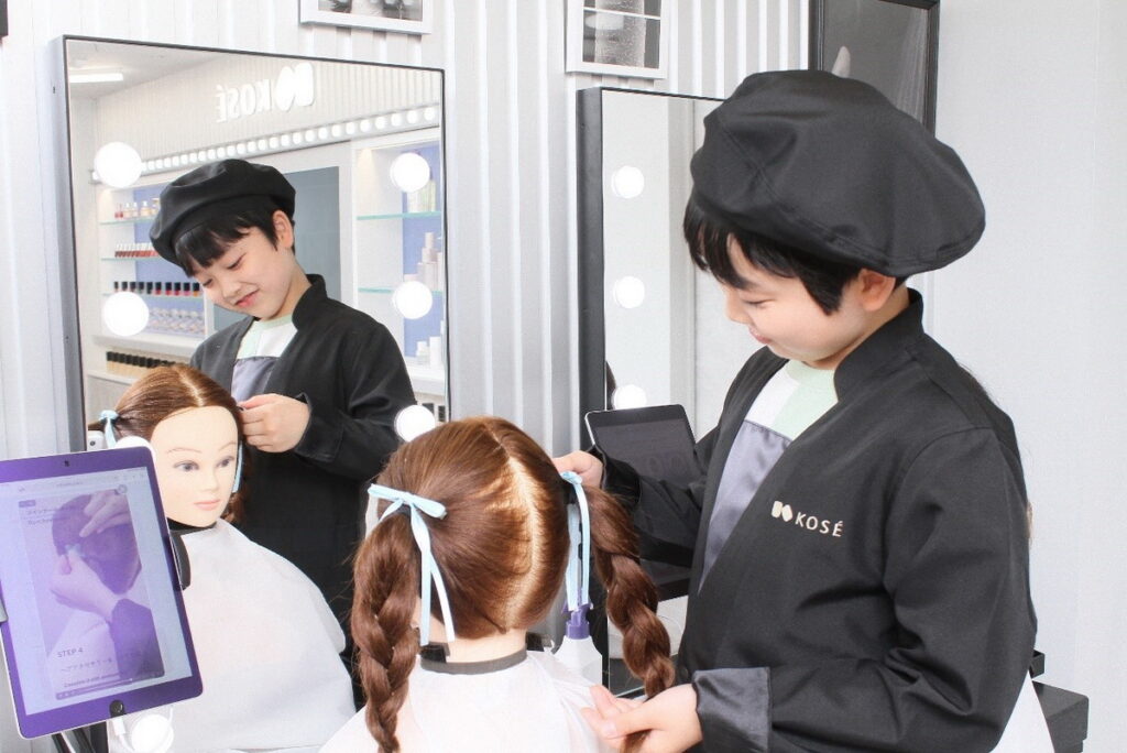 2022年10月5日才正式啟用的「美麗工作室」提供小孩學習關於美妝、美髮造型、調製香氛等的工作體驗。(圖片來源:ⒸKCJ GROUP INC.)