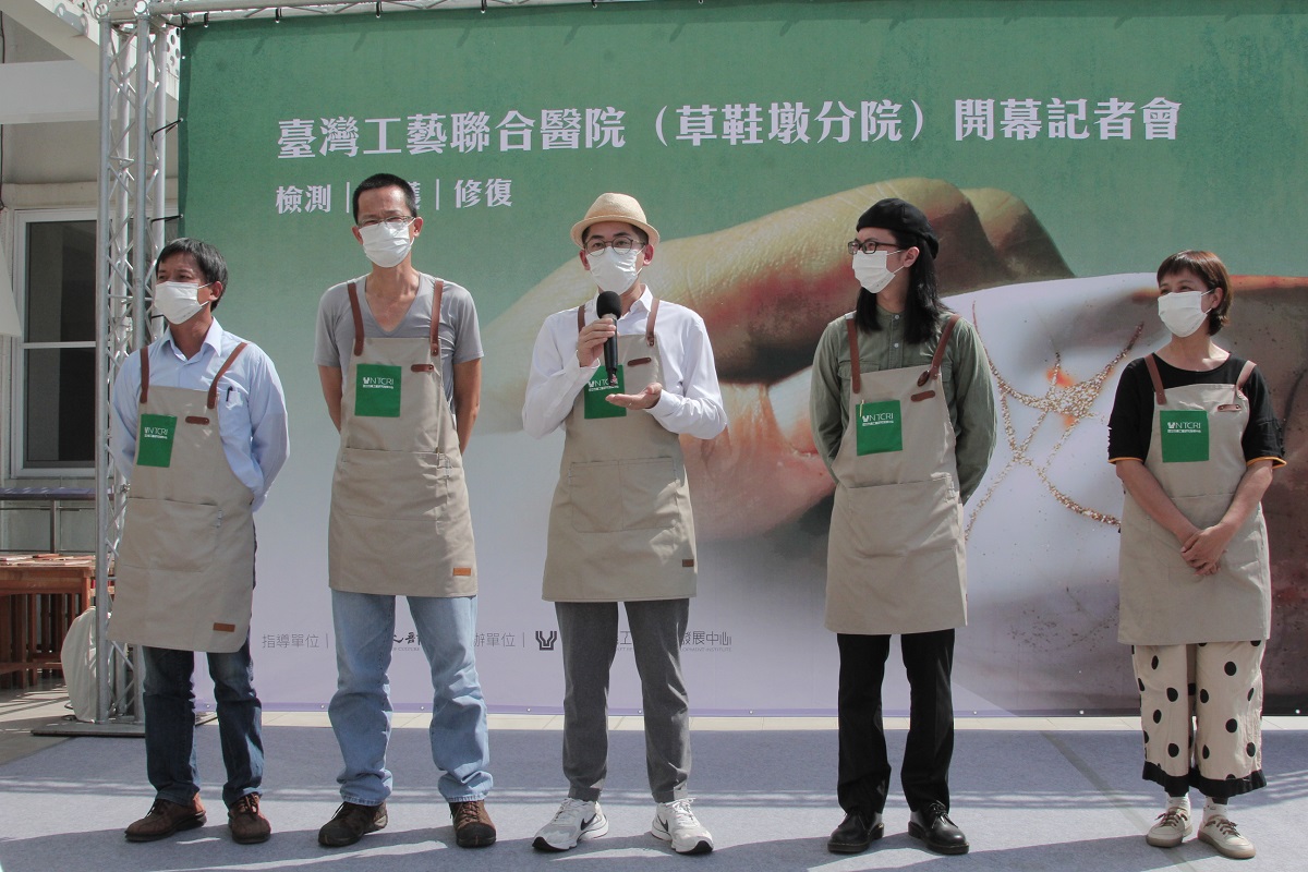 位於南投草屯臺灣工藝文化園區生活工藝館三樓的工藝修護門診，由左起葉璨榮、張璽元、廖偉淇、蔣昆原、陳宜妙5位修復師共同進駐。（圖/工藝中心提供）