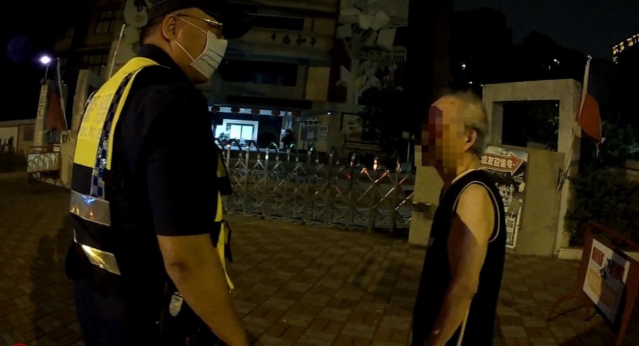 ▲90歲陳姓老翁凌晨1點駐足國小門口,員警巡邏發現、上前關心 (圖/台中市警察局 提供)