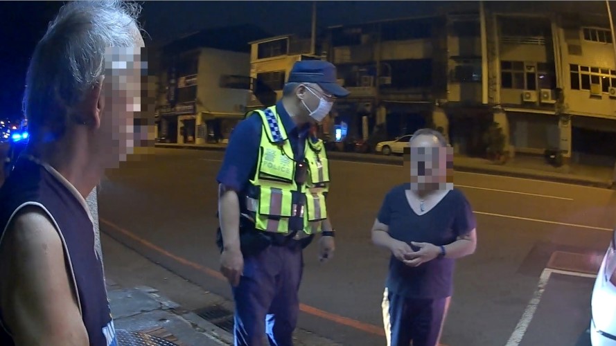 ▲陳翁擔心讀小學兒子未回家而守候國小前?員警聯絡到現年40多歲兒子將父親接回家 (圖/台中市警察局 提供)