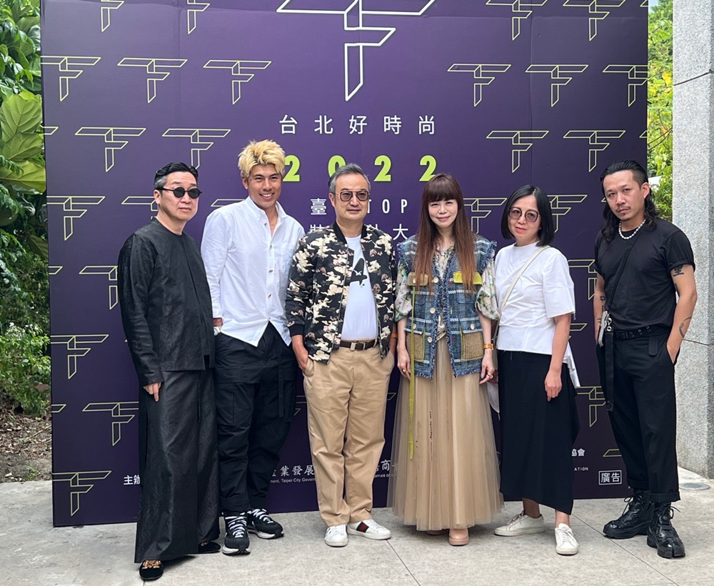 圖:評審團隊合影 左起 陳俊良、黃偉豪、劉震紳、時尚CEO溫筱鴻、廖秀哖、周裕穎 。(圖/台北市商業處提供)