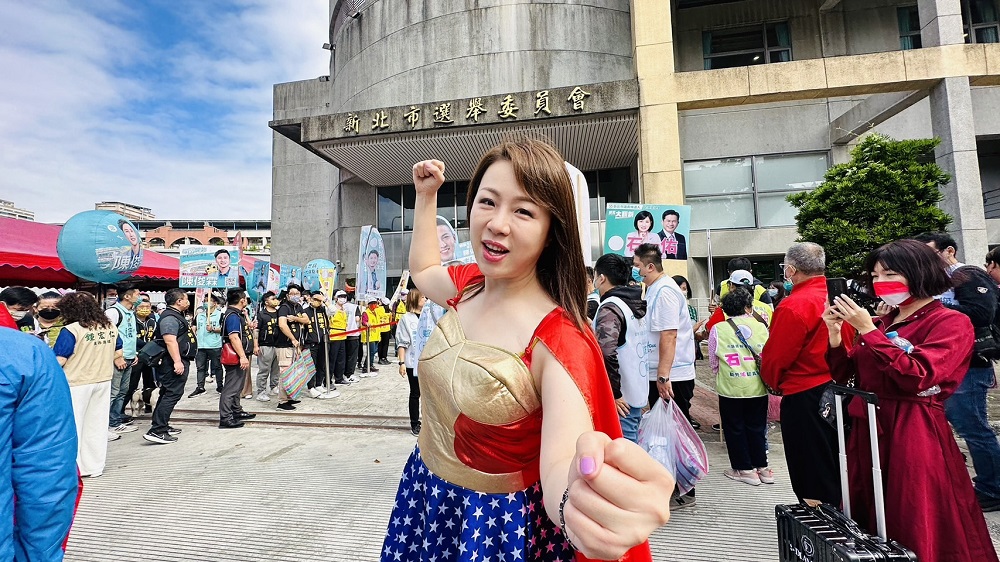 扮神力女超人抽中2號 劉美芳參選市議員盼成婦幼保護者 42 S 102268935