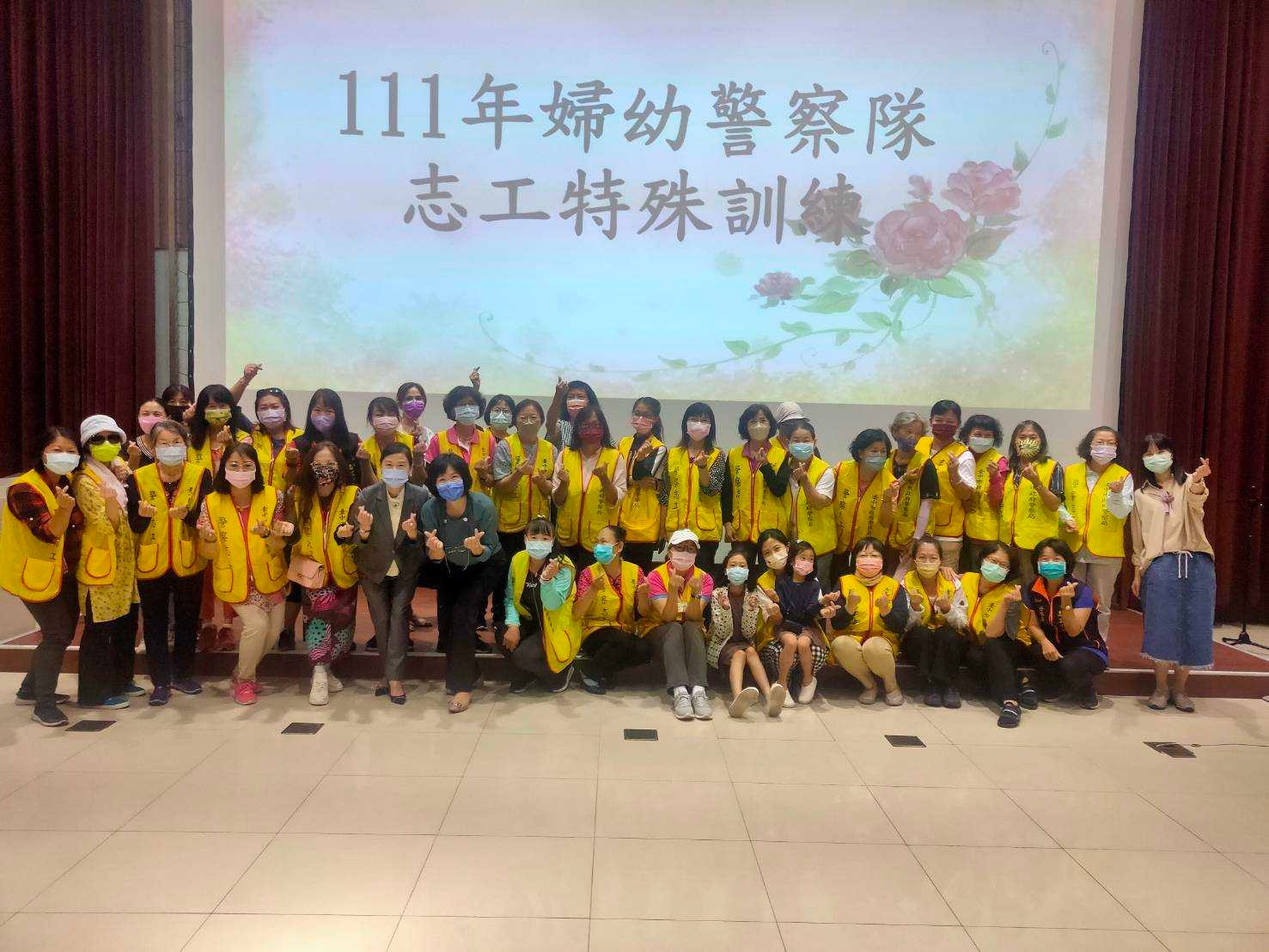 影片說明：臺中市政府警察局婦幼警察隊志工隊日前榮獲臺中市「績優團隊」榮耀，此為全體志工於志工特殊訓練合影。(記者林㤈輝翻攝)