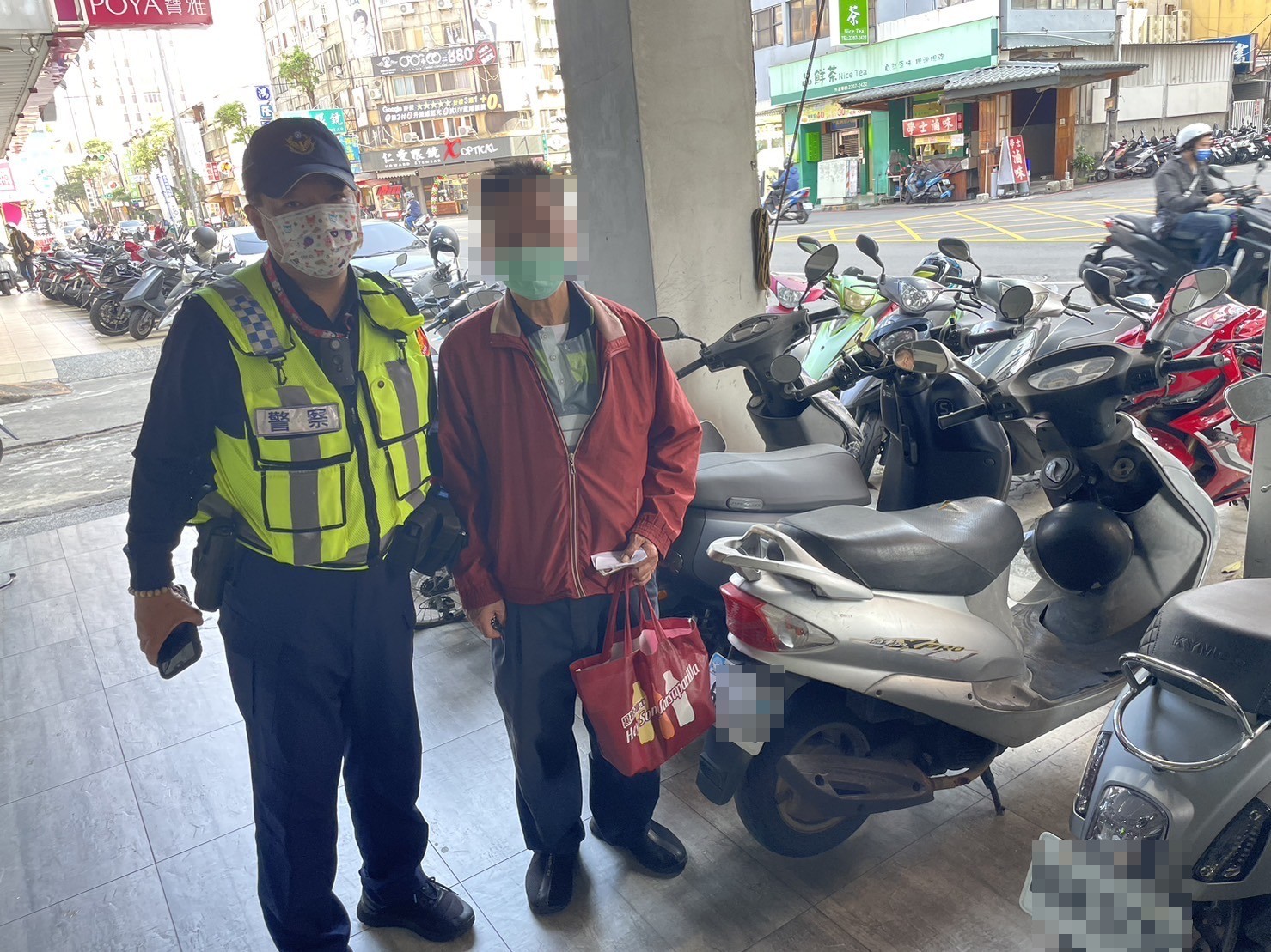 圖片說明:臺中市政府警察局第二分局永興派出所日前協助因健忘車位老翁尋獲機車。 (記者林㤈輝翻攝)