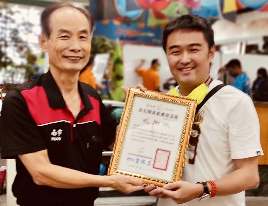 台南市身心障礙者體育協會理事長王瑞益(左)致贈感謝狀給紅崴科技總經理謝宗憲(右)...