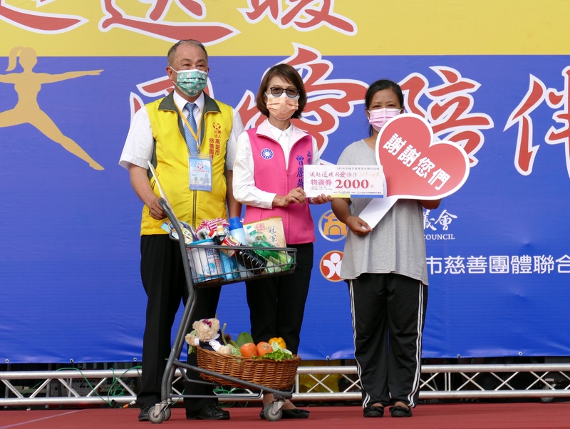 漾新聞|市議會寒冬送暖曾麗燕議長率議員頒贈 嘉惠1686 個經濟弱勢家庭